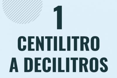 Profesor en pizarra explicando cuanto es 1 centilitro en decilitros o como pasar de 1 cl a dl