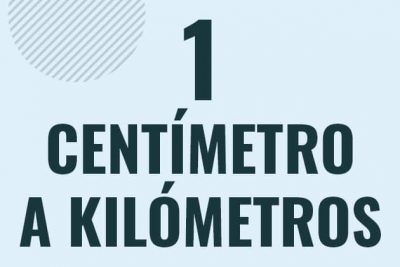 Profesor en pizarra explicando cuanto es 1 centimetro en kilometros o como pasar de 1 cm a km