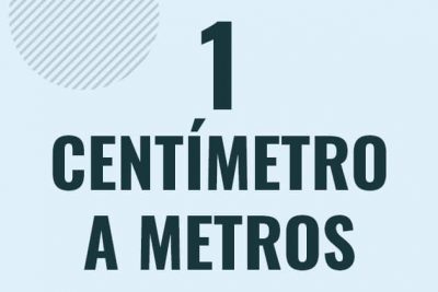 Profesor en pizarra explicando cuanto es 1 centimetro en metros o como pasar de 1 cm a m