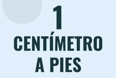Profesor en pizarra explicando cuanto es 1 centimetro en pies o como pasar de 1 cm a ft