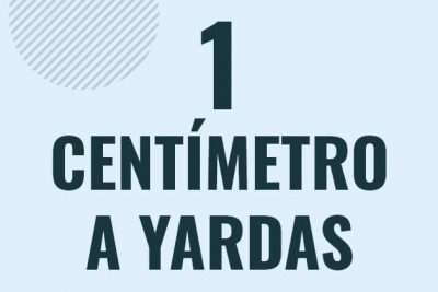 Profesor en pizarra explicando cuanto es 1 centimetro en yardas o como pasar de 1 cm a yd