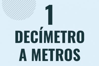 Profesor en pizarra explicando cuanto es 1 decimetro en metros o como pasar de 1 dm a m