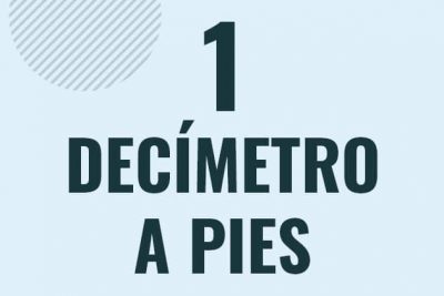 Profesor en pizarra explicando cuanto es 1 decimetro en pies o como pasar de 1 dm a ft