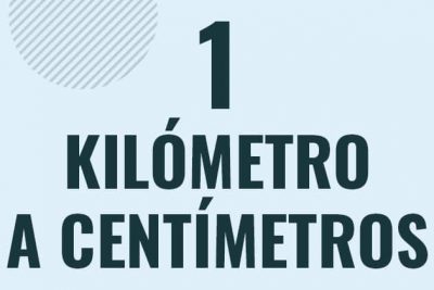 Profesor en pizarra explicando cuanto es 1 kilometro en centimetros o como pasar de 1 km a cm