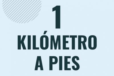 Profesor en pizarra explicando cuanto es 1 kilometro en pies o como pasar de 1 km a ft