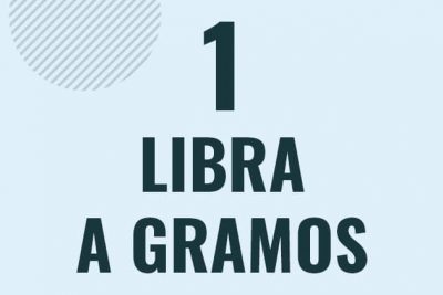 Profesor en pizarra explicando cuanto es 1 libra en gramos o como pasar de 1 lb a g