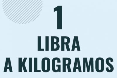 Profesor en pizarra explicando cuanto es 1 libra en kilogramos o como pasar de 1 lb a kg
