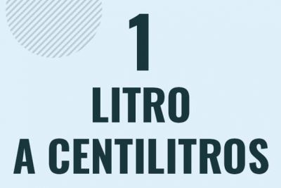 Profesor en pizarra explicando cuanto es 1 litro en centilitros o como pasar de 1 l a cl