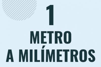 Profesor en pizarra explicando cuanto es 1 metro en milimetros o como pasar de 1 m a mm