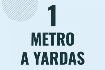 Profesor en pizarra explicando cuanto es 1 metro en yardas o como pasar de 1 m a yd