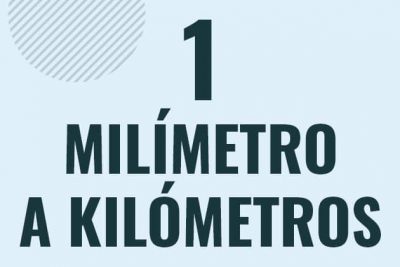 Profesor en pizarra explicando cuanto es 1 milimetro en kilometros o como pasar de 1 mm a km