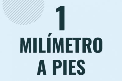 Profesor en pizarra explicando cuanto es 1 milimetro en pies o como pasar de 1 mm a ft