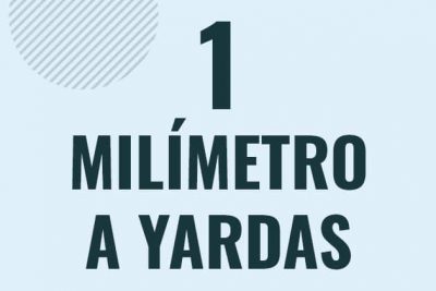 Profesor en pizarra explicando cuanto es 1 milimetro en yardas o como pasar de 1 mm a yd
