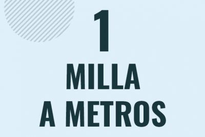 Profesor en pizarra explicando cuanto es 1 milla en metros o como pasar de 1 mi a m