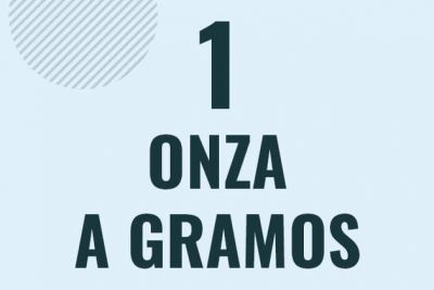 Profesor en pizarra explicando cuanto es 1 onza en gramos o como pasar de 1 oz a g
