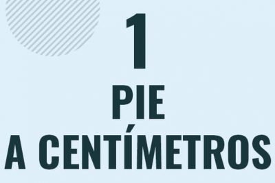 Profesor en pizarra explicando cuanto es 1 pie en centimetros o como pasar de 1 ft a cm