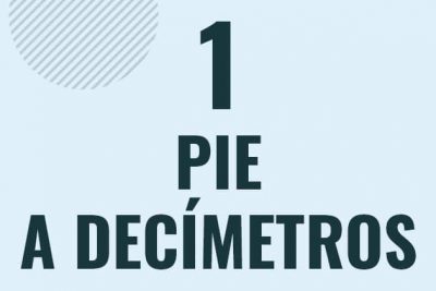 Profesor en pizarra explicando cuanto es 1 pie en decimetros o como pasar de 1 ft a dm