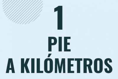Profesor en pizarra explicando cuanto es 1 pie en kilometros o como pasar de 1 ft a km