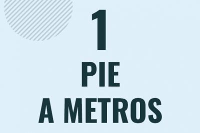 Profesor en pizarra explicando cuanto es 1 pie en metros o como pasar de 1 ft a m