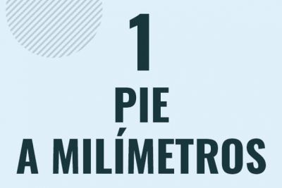 Profesor en pizarra explicando cuanto es 1 pie en milimetros o como pasar de 1 ft a mm