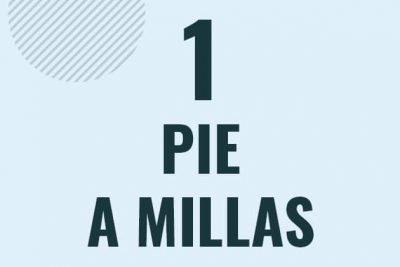 Profesor en pizarra explicando cuanto es 1 pie en millas o como pasar de 1 ft a mi