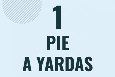 Profesor en pizarra explicando cuanto es 1 pie en yardas o como pasar de 1 ft a yd