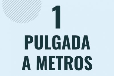 Profesor en pizarra explicando cuanto es 1 pulgada en metros o como pasar de 1 in a m