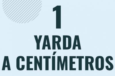 Profesor en pizarra explicando cuanto es 1 yarda en centimetros o como pasar de 1 yd a cm