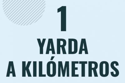 Profesor en pizarra explicando cuanto es 1 yarda en kilometros o como pasar de 1 yd a km