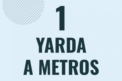 Profesor en pizarra explicando cuanto es 1 yarda en metros o como pasar de 1 yd a m