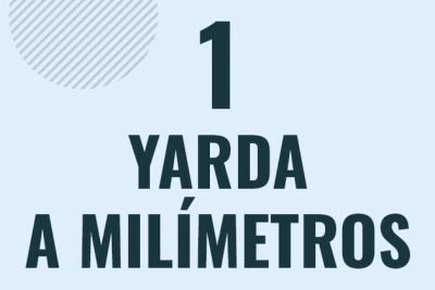 Profesor en pizarra explicando cuanto es 1 yarda en milimetros o como pasar de 1 yd a mm