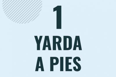 Profesor en pizarra explicando cuanto es 1 yarda en pies o como pasar de 1 yd a ft