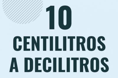 Profesor en pizarra explicando cuanto es 10 centilitros en decilitros o como pasar de 10 cl a dl