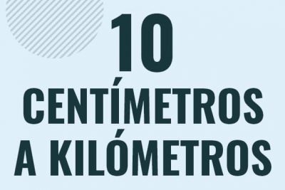 Profesor en pizarra explicando cuanto es 10 centimetros en kilometros o como pasar de 10 cm a km