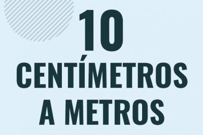 Profesor en pizarra explicando cuanto es 10 centimetros en metros o como pasar de 10 cm a m