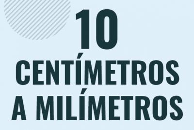 Profesor en pizarra explicando cuanto es 10 centimetros en milimetros o como pasar de 10 cm a mm