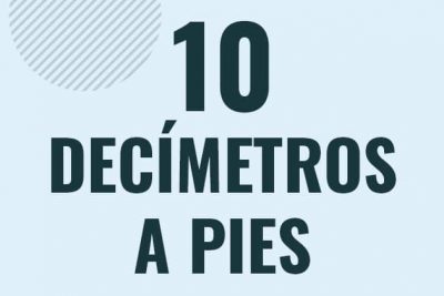 Profesor en pizarra explicando cuanto es 10 decimetros en pies o como pasar de 10 dm a ft