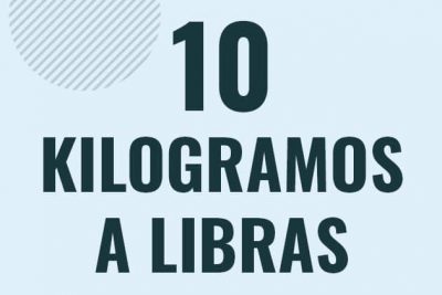 Profesor en pizarra explicando cuanto es 10 kilogramos en libras o como pasar de 10 kg a lb