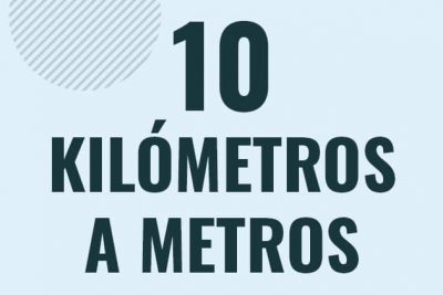 Profesor en pizarra explicando cuanto es 10 kilometros en metros o como pasar de 10 km a m