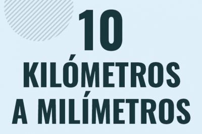 Profesor en pizarra explicando cuanto es 10 kilometros en milimetros o como pasar de 10 km a mm
