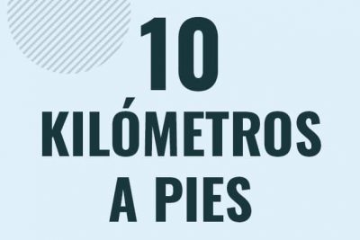 Profesor en pizarra explicando cuanto es 10 kilometros en pies o como pasar de 10 km a ft