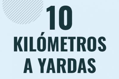 Profesor en pizarra explicando cuanto es 10 kilometros en yardas o como pasar de 10 km a yd