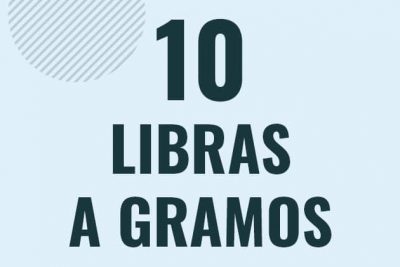 Profesor en pizarra explicando cuanto es 10 libras en gramos o como pasar de 10 lb a g