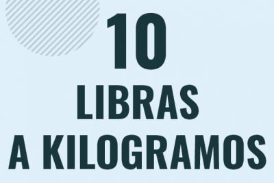 Profesor en pizarra explicando cuanto es 10 libras en kilogramos o como pasar de 10 lb a kg