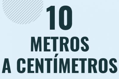 Profesor en pizarra explicando cuanto es 10 metros en centimetros o como pasar de 10 m a cm