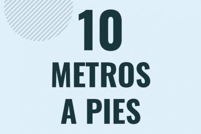 Profesor en pizarra explicando cuanto es 10 metros en pies o como pasar de 10 m a ft