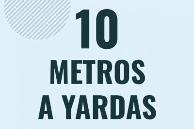 Profesor en pizarra explicando cuanto es 10 metros en yardas o como pasar de 10 m a yd