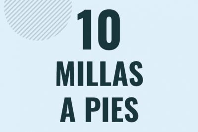 Profesor en pizarra explicando cuanto es 10 millas en pies o como pasar de 10 mi a ft