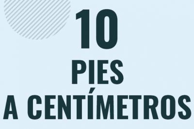 Profesor en pizarra explicando cuanto es 10 pies en centimetros o como pasar de 10 ft a cm