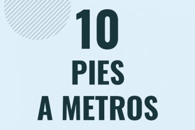 Profesor en pizarra explicando cuanto es 10 pies en metros o como pasar de 10 ft a m